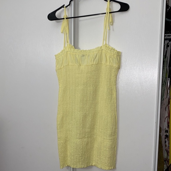 Yellow dress 🌙 - Picture 4 of 4